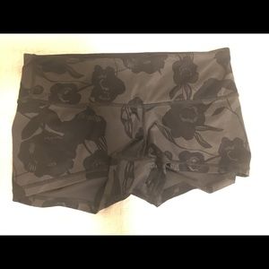 Lululemon Size 6 Fullux Floral Boogie Short